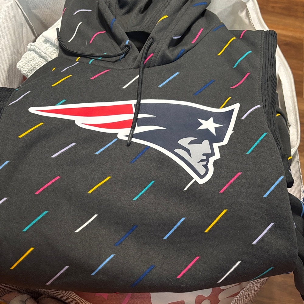 Nike  crucial catch Hoodie with Patriots Logo and Colorful Accents